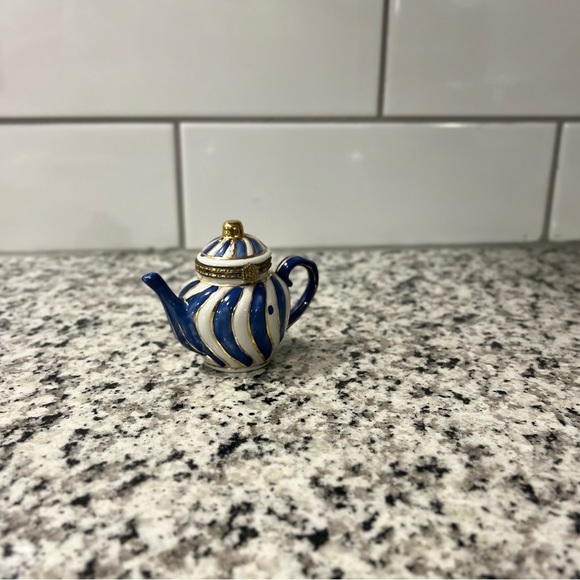 Miniature Teapot Porcelain Jewelry Holder With Clasp White Gold Blue container - Picture 8 of 9